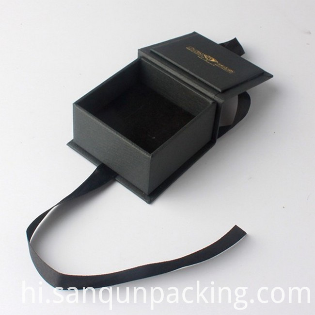 रिबन के साथ बॉक्स Box With Ribbon